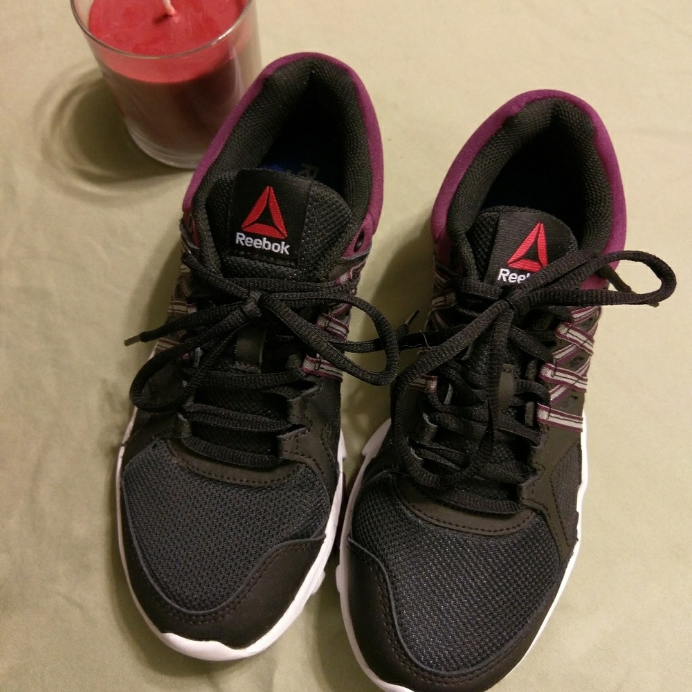 New Reebok sz 7
